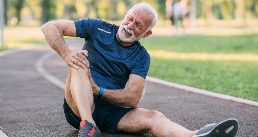 nguyen-nhan-tran-dich-khop-goi-do-chan-thuong